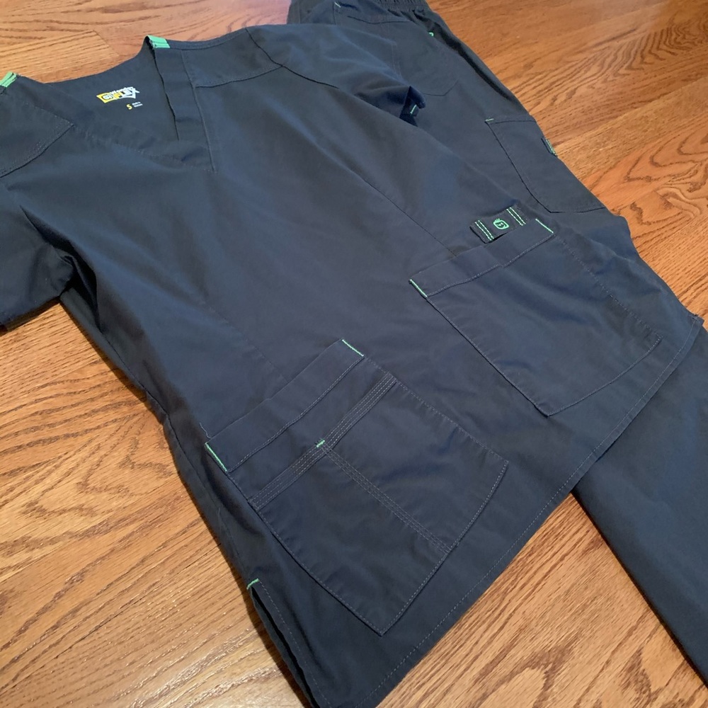 Wonderwink scrub set. Dark grey